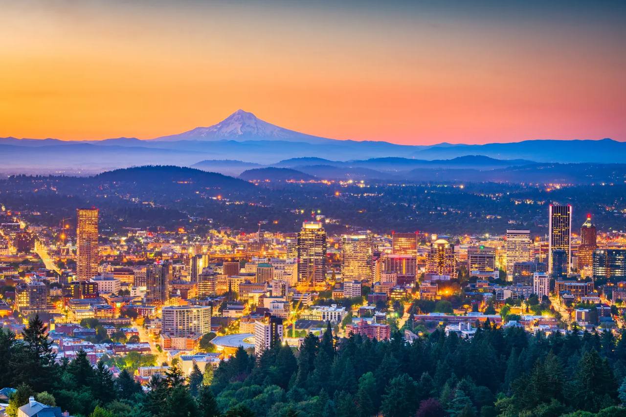 Portland Oregon skyline with Mount Hood at sunset — Pacific Northwest